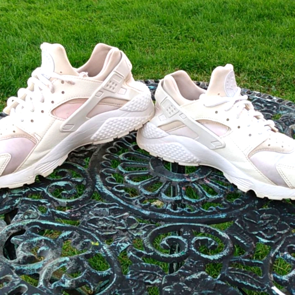 White nike hauraches